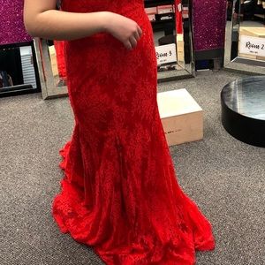 I’m selling because I never wore the dress.